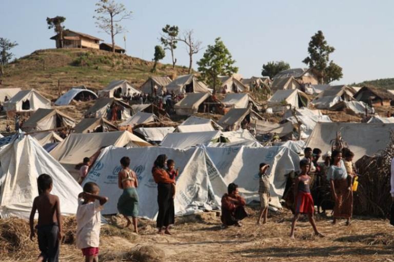displaced rohingyas in camp